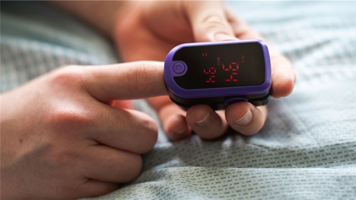 پالس اکسیمتر؛ موارد استفاده، نحوه عملکرد و خواندن آن